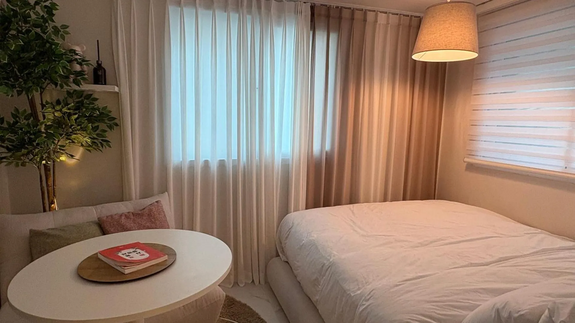 Modernstay Hongdae#Mangwon Local Market 10Mins, Hongdae, Airport Bus, Hanriver Park 10Min,Family Seoul South Korea