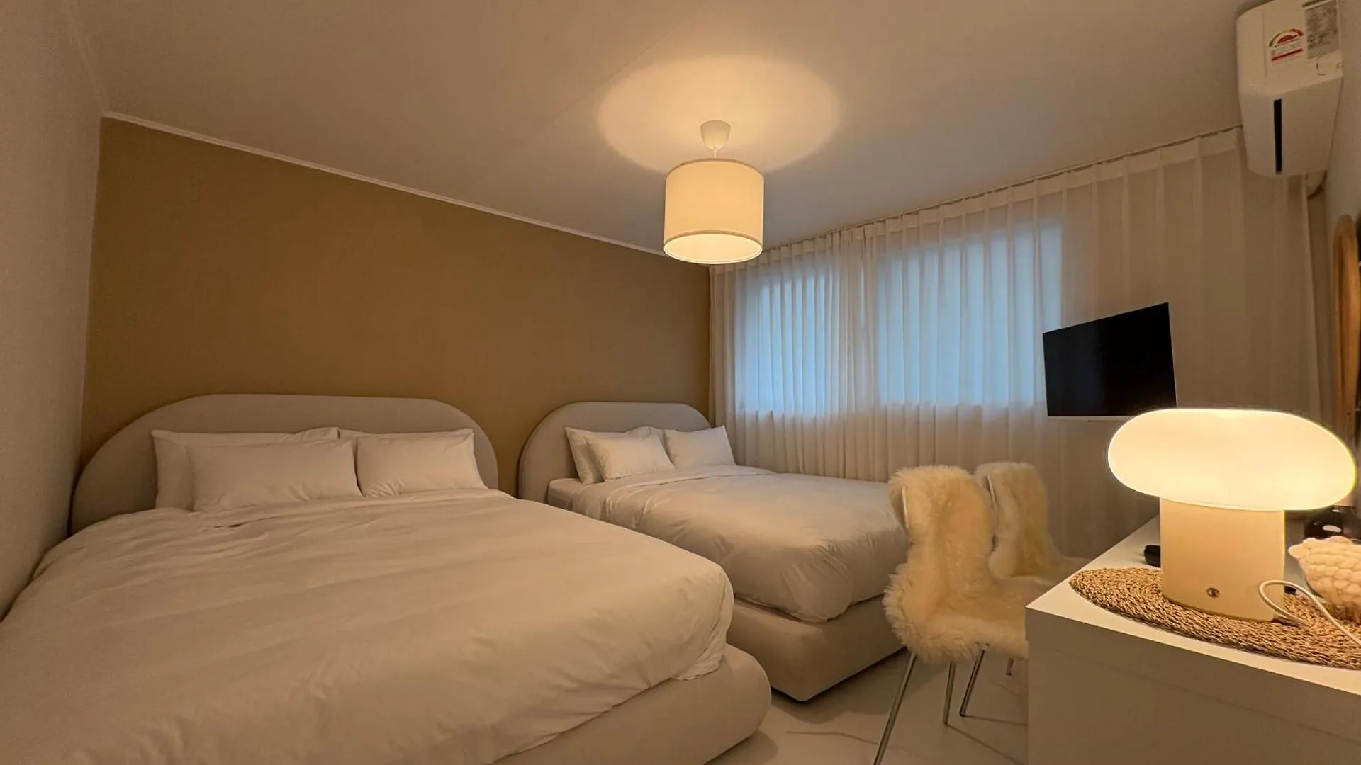 Modernstay Hongdae#Mangwon Local Market 10Mins, Hongdae, Airport Bus, Hanriver Park 10Min,Family Seoul Apartment
