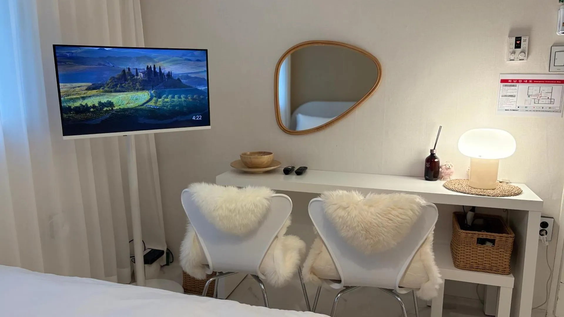 Modernstay Hongdae#Mangwon Local Market 10Mins, Hongdae, Airport Bus, Hanriver Park 10Min,Family Seoul South Korea