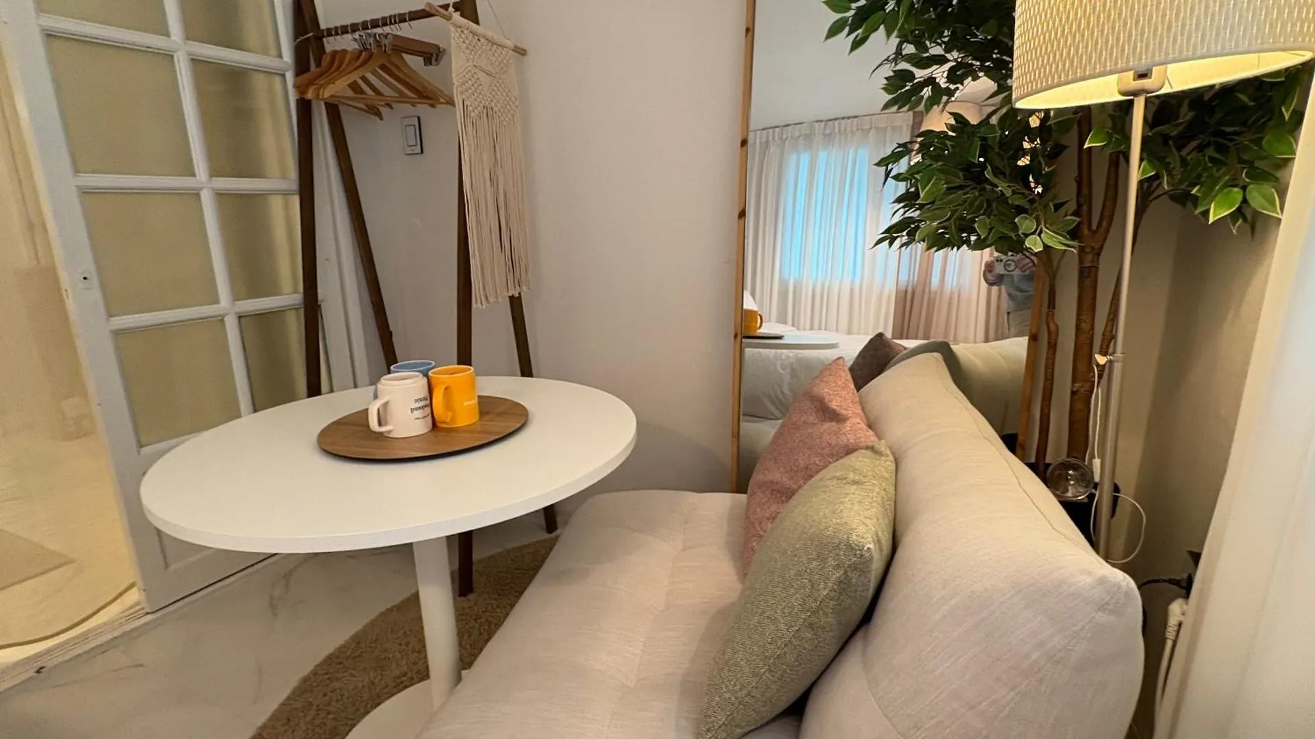 Modernstay Hongdae#Mangwon Local Market 10Mins, Hongdae, Airport Bus, Hanriver Park 10Min,Family Seoul 0*,