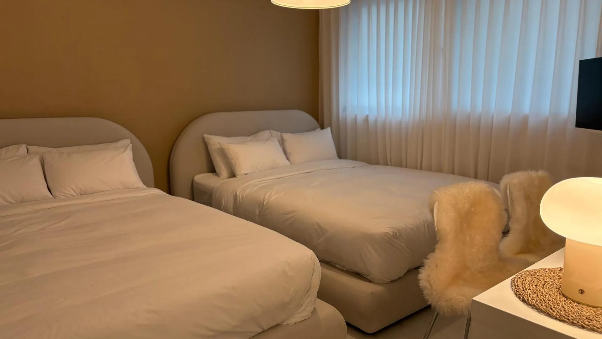 Apartment Modernstay Hongdae#Mangwon Local Market 10Mins, Hongdae, Airport Bus, Hanriver Park 10Min,Family Seoul