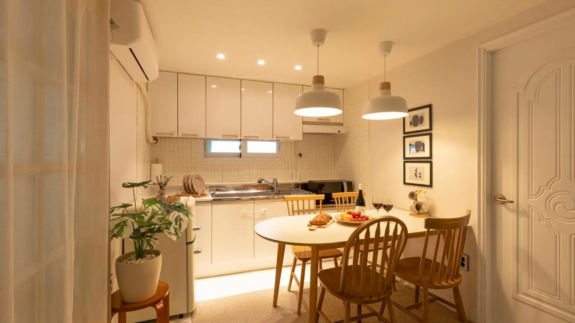 Modernstay Hongdae#Mangwon Local Market 10Mins, Hongdae, Airport Bus, Hanriver Park 10Min,Family Seoul South Korea