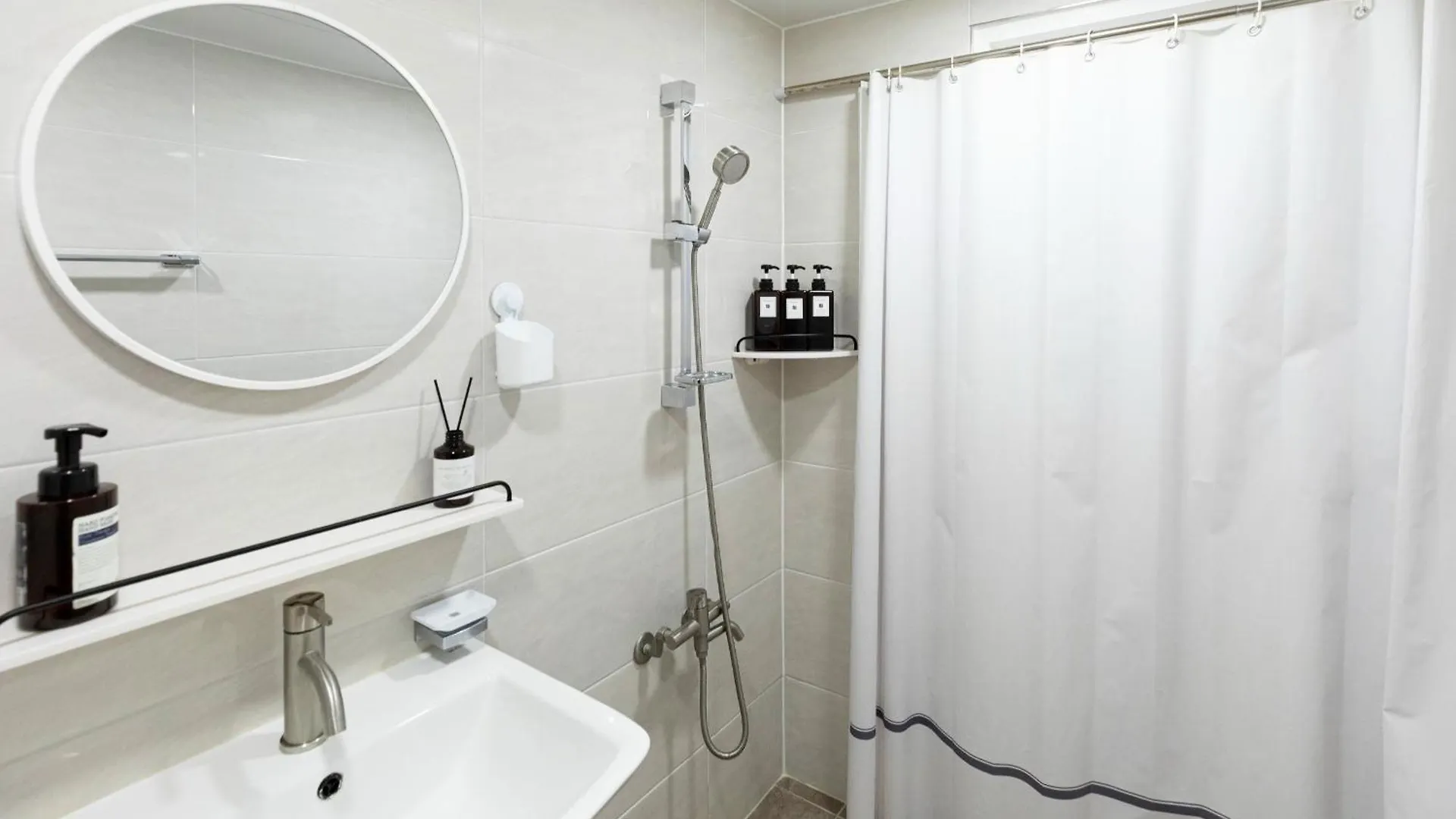 Modernstay Hongdae#Mangwon Local Market 10Mins, Hongdae, Airport Bus, Hanriver Park 10Min,Family Seoul Apartment